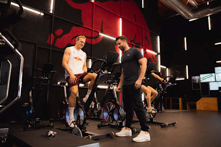 RB Leipzigs Mittelfeldspieler Xaver Schlager trainiert am 17. September 2024 in Los Angeles, Kalifornien, USA. 