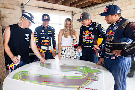 Mike Whiddett, Patrick Friesacher, Emelia Hartford, Scott Speed y Andrew Carlson se preparan en el Red Bull 4 Car Monte de Houston, TX, EE.UU., el 4 de septiembre de 2024.