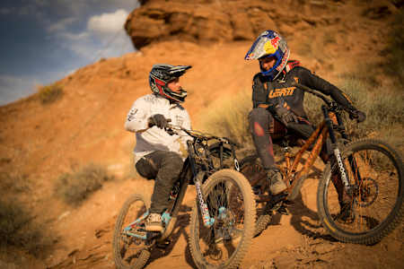 Kyle Strait y Szymon Godziek durante los entrenamientos del primer día del Red Bull Rampage 2024