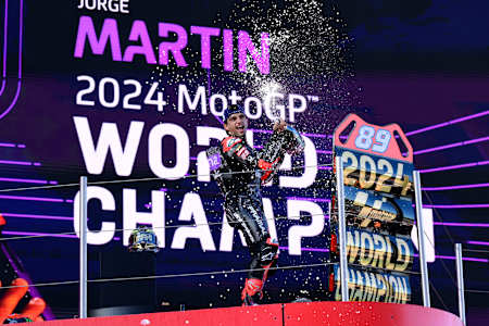 El español Jorge Martín celebra haber ganado el título de Campeón del Mundo de MotoGP en Barcelona el 17 de noviembre de 2024.