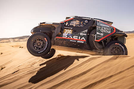 2024 rast der Dacia von Nasser Al-Attiyah und Edouard Boulanger bei der Rally du Maroc durch die marokkanischen Dünen.