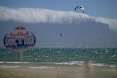 Im Jahr 2023 segelt Luca Ceruti beim Red Bull King Of The Air Event in Kapstadt spektakulär durch den bewölkten Himmel.