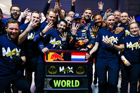Max Verstappen und das Team feiern den Weltmeistertitel in der Formel 1, 2024, in Las Vegas.