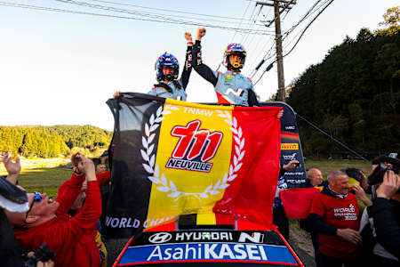 Thierry Neuville y Martijn Wydaeghe tras ganar los títulos de Piloto y Copiloto del Campeonato del Mundo de Rallies en la prueba final del Mundial de Rallies en Toyota City, Japón, el 24.11.2024.