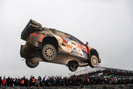 Thierry Neuville (BEL) y Martijn Wydaeghe (BEL) del equipo HYUNDAI SHELL MOBIS WORLD RALLY TEAM durante la Parada 11 del Campeonato Mundial de Rally en Concepción, Chile, el 29 de septiembre de 2024.
