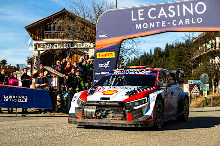 Thierry Neuville (BEL) y Martijn Wydaeghe (BEL) Del equipo HYUNDAI SHELL MOBIS WORLD RALLY TEAM actúan durante el Campeonato del Mundo de Rallies Monte-Carlo en Gap, Francia el 28 de enero de 2024