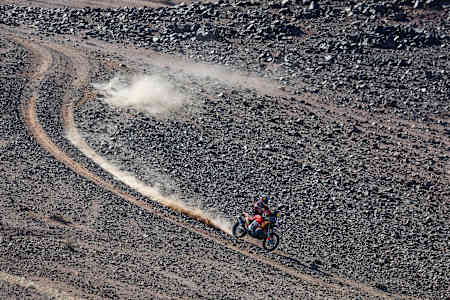 evin Benavides z Red Bull KTM Factory Racing na trasie Rajdu Dakar 2024 w pobliżu Al Ula w Arabii Saudyjskiej.