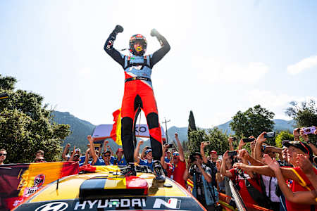 HYUNDAI SHELL MOBIS WORLD RALLY TEAM takımından Thierry Neuville (BEL), 8 Eylül 2024 tarihinde Yunanistan'ın Lamia kentinde Dünya Ralli Şampiyonasını kazandıktan sonra podyumda birinciliği kutluyor