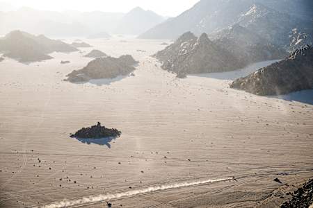 Toby Price em sua KTM da equipe Red Bull KTM Factory Racing durante a Etapa 11 do Dakar 2024, em 18 de janeiro de 2024, entre Al Ula e Yanbu, na Arábia Saudita.