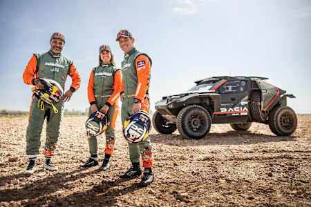 Nasser Al-Attiyah, Cristina Gutiérrez y Sébastien Loeb del equipo Dacia Sandriders antes del Rally Du Maroc 2024 en Marakesh, Marruecos, el 4 de octubre de 2024. 