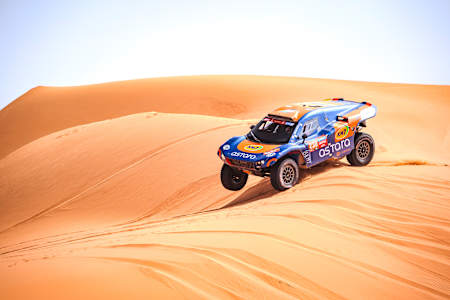 In the 2024 Dakar Rally, Astara Team's Laia Sanz races through desert dunes in Saudi Arabia.