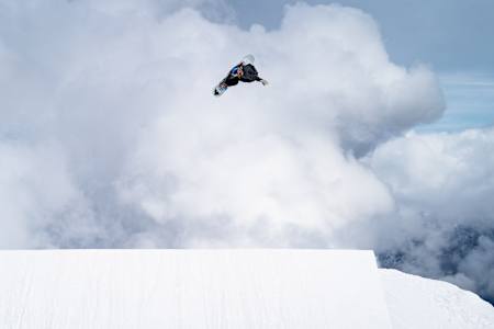 Im Jahr 2024 fliegt Anna Gasser durch den wolkenverhangenen Himmel in Saas-Fee.