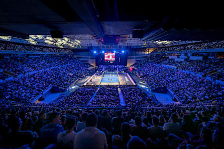 En 2024, las Finales del Premier Padel en el Palau Sant Jordi de Barcelona, España, atrajeron a un público masivo, con la icónica marca Red Bull destacada en la pista.