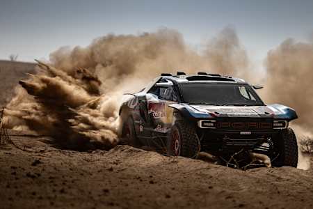 Карлос Сайнс з команди Ford Raptor T1+ перед початком ралі-рейду Марокко, 4 жовтня 2024 року.