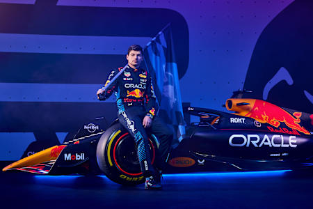 Max Verstappen, 30 Ocak 2024 tarihinde Londra, Birleşik Krallık'ta Red Bull Racing 2024 Sezon Lansmanı RB20 sırasında bir portre için poz veriyor.
