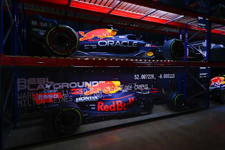 RB19 ve RB16B otomobilleri, 14 Şubat 2024 tarihinde Milton Keynes, İngiltere'deki Red Bull Racing Factory'de yapılacak Oracle Red Bull Racing RB20 otomobil lansmanı öncesinde.