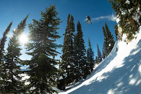 Travis Rice s'envole en snowboard lors des finales du deuxième jour de la première étape du Natural Selection Tour à Jackson Hole, dans le Wyoming, aux États-Unis, le 28 janvier 2022.
