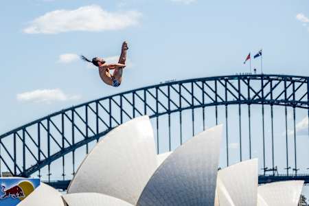 Catalin Preda, de Roumanie, plonge lors de la dernière journée de compétition de la huitième et dernière étape des Red Bull Cliff Diving World Series à Sydney, en Australie, le 15 octobre 2022.