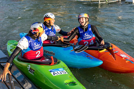 Джессіка Фокс, Олена Апель та Еві Лейбфарт святкують чергову перемогу.