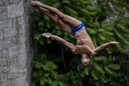 Le plongeur Oleksiy Prygorov repère l'eau et se met en position de barani.
