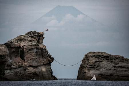 Orlando Duque a 15 metros de Ushitsuki Iwa en Shizuoka, donde se encuentra el Monte Fuji, antes de la octava parada de las Series Mundiales Red Bull Cliff Diving en Kumomi, Japón, en octubre de 2016.