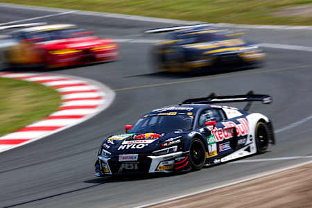 La imagen muestra el coche de ABT Sportsline y Red Bull en el inicio de la temporada 2024 del DTM en Oschersleben.