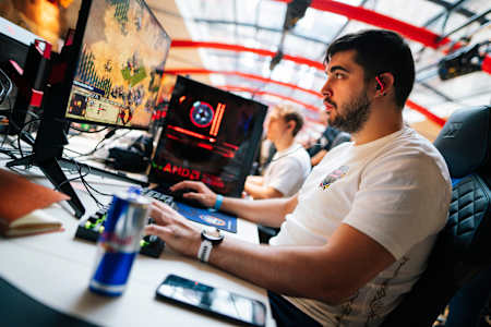 TatoH calienta para el próximo partido en Red Bull Wololo en Heidelberg, Alemania, el 21 de octubre de 2022.