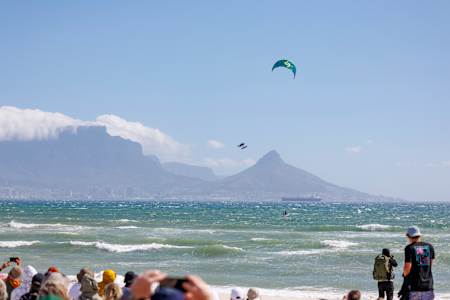 Ein Teilnehmer tritt während des Red Bull King of the Air in Kapstadt, Südafrika, am 5. Dezember 2023 auf. 