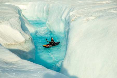 Aniol Serrasolses fait du kayak sur une rivière de l'Austfonna, calotte glaciaire de Norvège située sur Nordaustlandet, une île du Svalbard. 