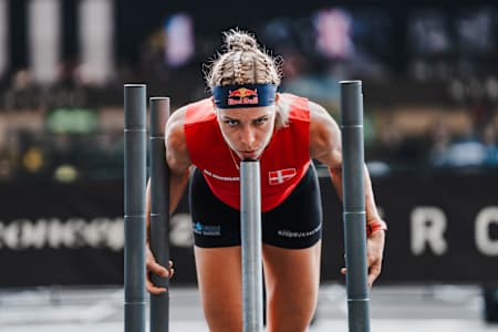 La danoise Ida Mathilde Steensgaard, pionnière du fitness, pousse une luge lors des championnats du monde Hyrox à Nice, en France.