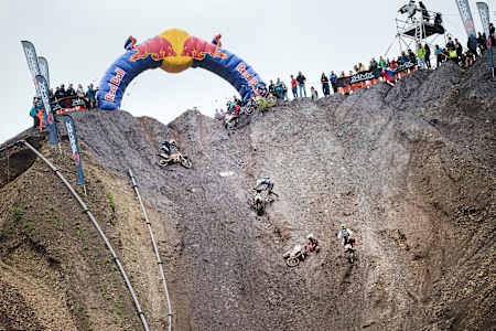 Zawodnicy Red Bull Erzbergrodeo 2024 w Eisenerz w Austrii 2 czerwca 2024 r.
