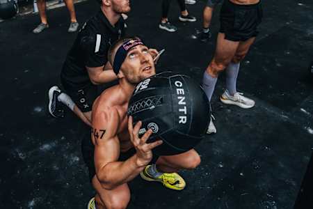 Jake Dearden lance un ballon contre un mur lors du championnat du monde HYROX à Nice, en France, le 9 juin 2024. 