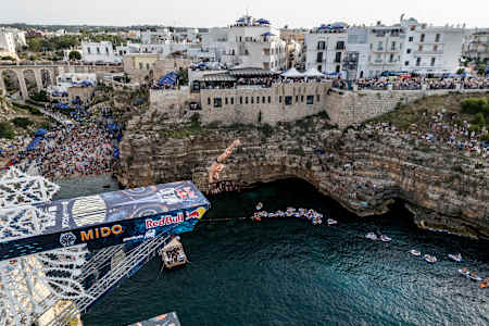 Constantin Popovici aus Rumänien springt von der 27,5-Meter-Plattform während des letzten Wettkampftages der Red Bull Cliff Diving World Series 2024 in Polignano a Mare, Italien am 30. Juni 2024.