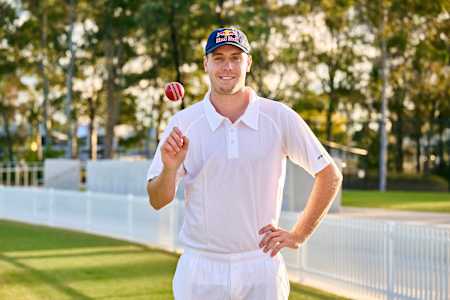 Cricket-Spieler Cam Green posiert für ein Porträt mit Ball. 