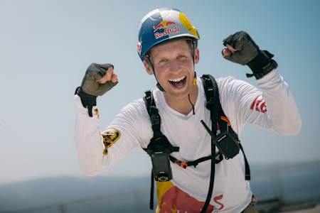 Jaan Roose feiert die Überquerung der Meerenge von Messina auf einem Slackliner bei einem Weltrekordversuch 