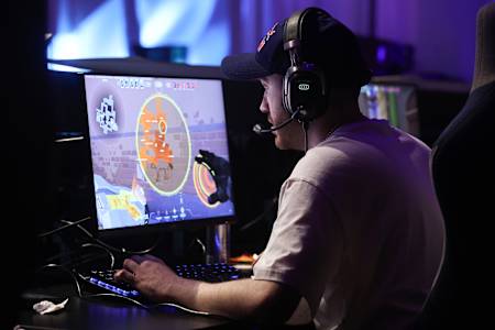 Ein Spieler mit einer Red Bull-Mütze konzentriert sich während des Red Bull Home Ground-Events in Istanbul, Türkei, auf den Bildschirm.