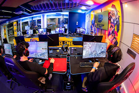 Des concurrents se produisent lors de la finale nationale du tournoi universitaire sur Valorant Red Bull Campus Clutch à Auckland, en Nouvelle-Zélande, le 22 septembre 2023.