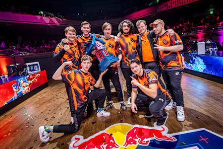 FNATIC celebra tras ganar el Red Bull Home Ground en el tercer día en Tokio, Japón, el 5 de noviembre de 2023.