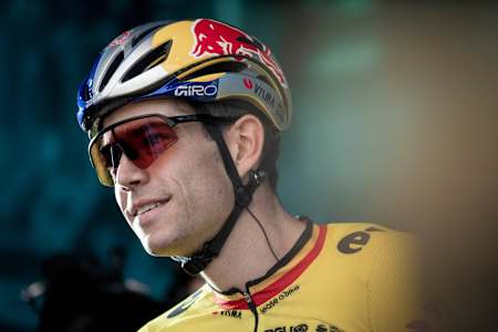 Wout Van Aert sul podio di partenza della 66ª E3 Saxo Classic 2024, una gara di un giorno da Harelbeke a Harelbeke, in Belgio, di 207 km, il 22 marzo 2024.