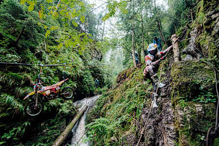 Wade Young występuje podczas pierwszego off-roadowego dnia Red Bull Romaniacs w Sibiu, Rumunia, 24 lipca 2024 r.