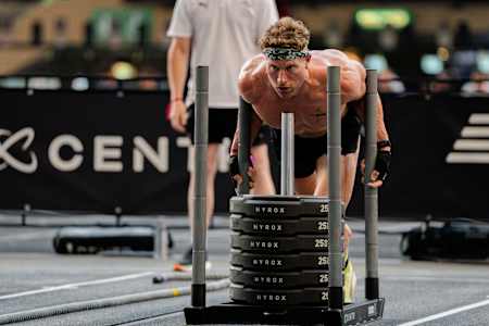 Hunter McIntyre na majstrovstvách sveta v HYROX-e v Nice vo Francúzsku 7. júna 2024. 