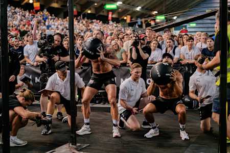 Los participantes actúan en el Campeonato del Mundo de Hyrox en Niza, Francia, el 7 de junio de 2024.