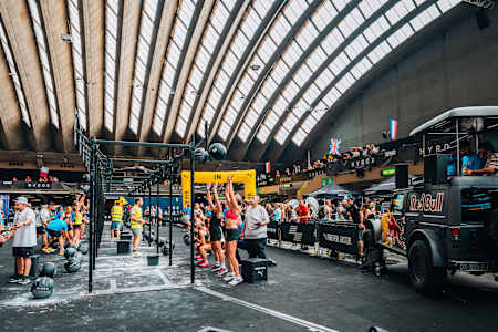 Les participants lancent des wall balls lors du championnat du monde Hyrox à Nice, en France, le 8 juin 2024.