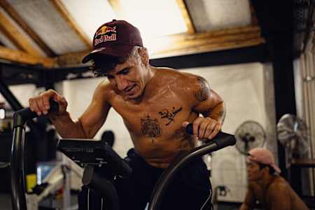 B-Boy Lil Zoo s'entraîne sur un Airbike dans une salle de sport du Red Bull Athlete Performance Center en Autriche.