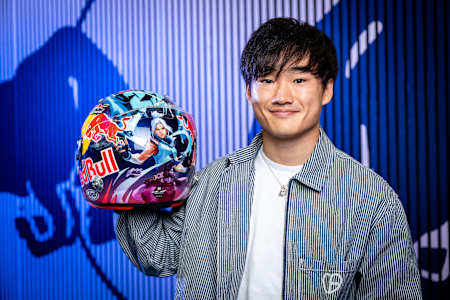 Yuki Tsunoda posa para portriat con su nuevo diseño de casco temático de VALORANT en Milton Keynes, Reino Unido, el 13 de julio de 2024.