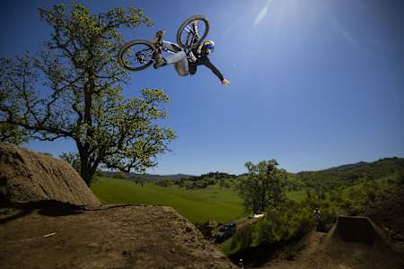 Emil Johansson pendant la course pour son rôle dans le film sur le vélo ANYTIME.