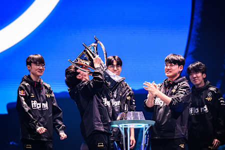Das T1 esports-Team feiert 2023 in Seoul seinen Sieg bei der League of Legends-Weltmeisterschaft.