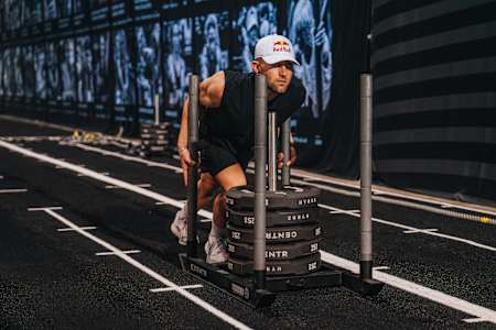 Jake Dearden, atleta de Red Bull, en acción en el Campeonato del Mundo de Hyrox en Niza, Francia, el 9 de junio de 2024.