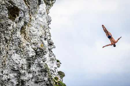 Im Jahr 2024 stürzt sich Aidan Heslop während der Red Bull Cliff Diving World Series von den Klippen von Kinbane Castle.