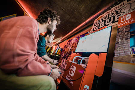 Teilnehmer beim Spielen während des Red Bull Study Club in Antwerpen, 2020.
